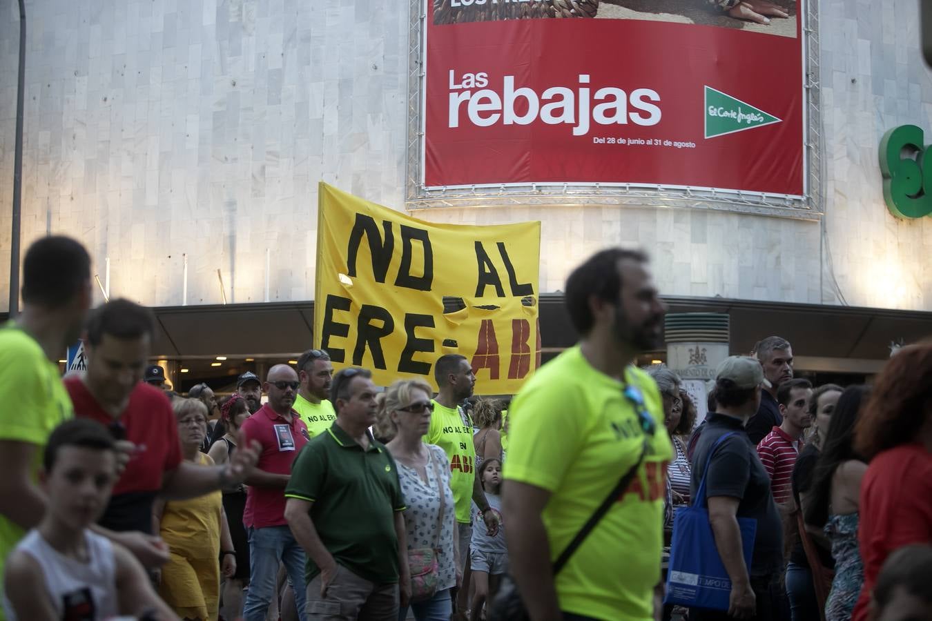 La manifestación contra el ERE en ABB Córdoba, en imágenes