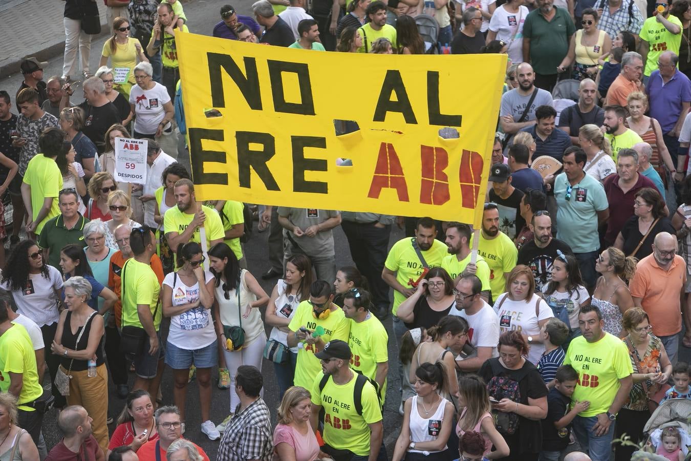 La manifestación contra el ERE en ABB Córdoba, en imágenes