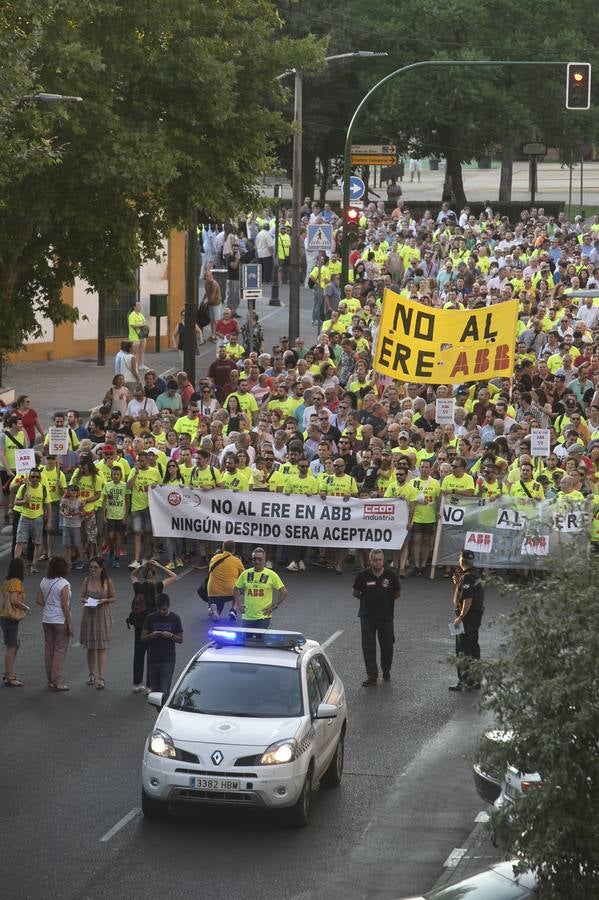 La manifestación contra el ERE en ABB Córdoba, en imágenes