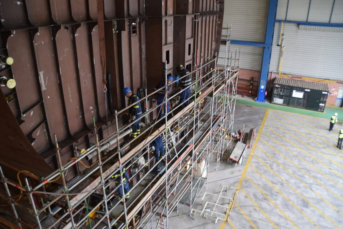 María Jesús Montero y el delegado del Gobierno en Andalucía visitan el astillero de Navantia en San Fernando