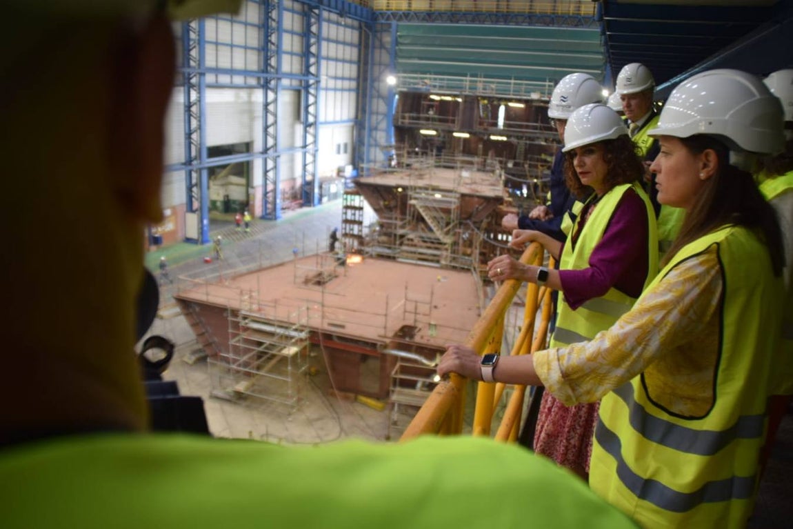 María Jesús Montero y el delegado del Gobierno en Andalucía visitan el astillero de Navantia en San Fernando