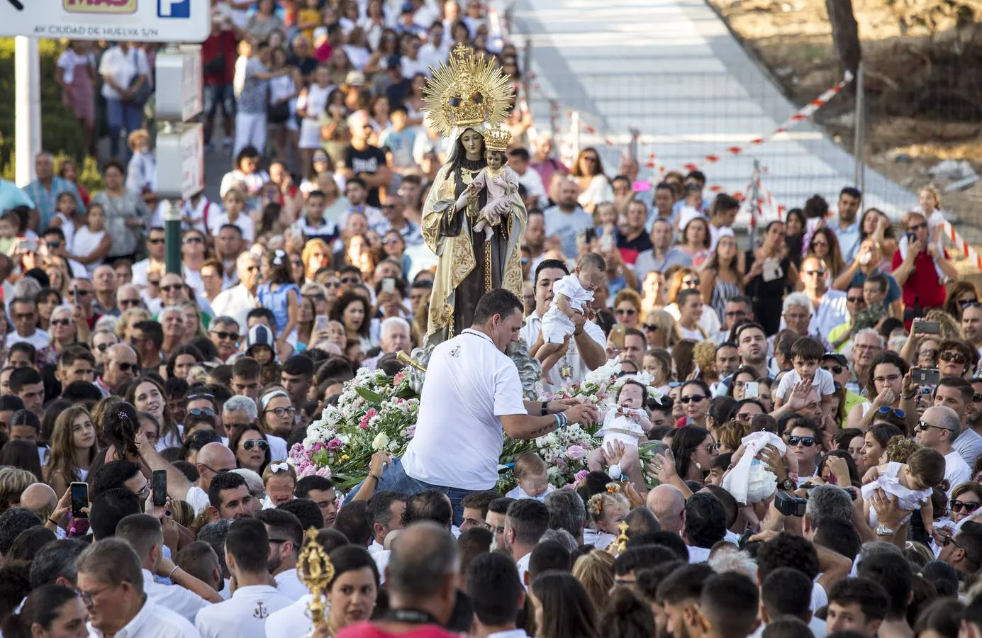 Multitudinaria procesión de la Virgen del Carmen en Punta Umbría
