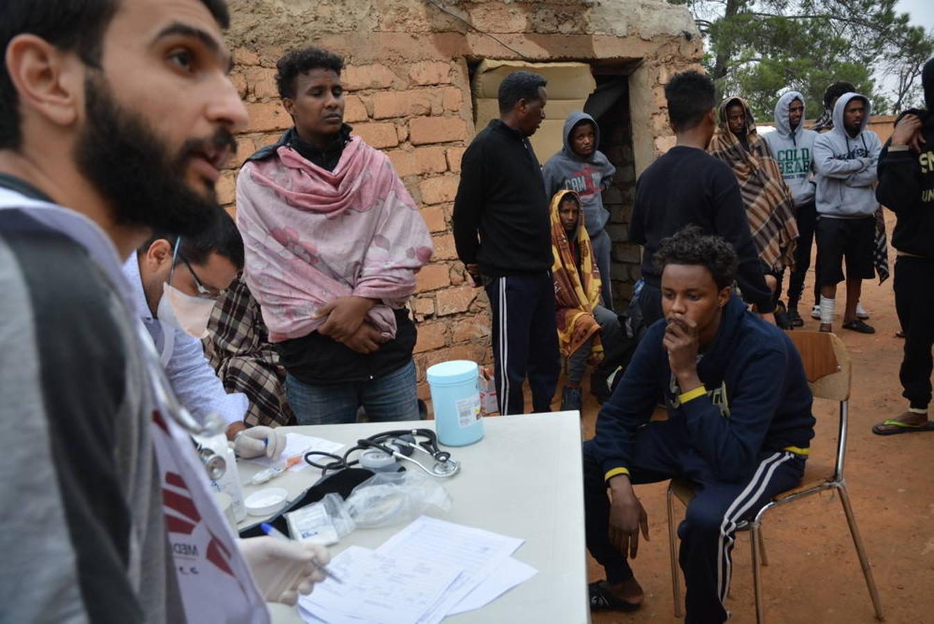 Las condiciones de saneamiento en el almacén agrícola eran terribles. Las 700 personas detenidas contaban solo con cuatro inodoros que apenas funcionaban, tenían que orinar en cubos, no había duchas y apenas tenían acceso a un agua que, además, no era potable.Es probable que un virulento brote de tuberculosis haya estado activo en el centro de detención durante meses.. 