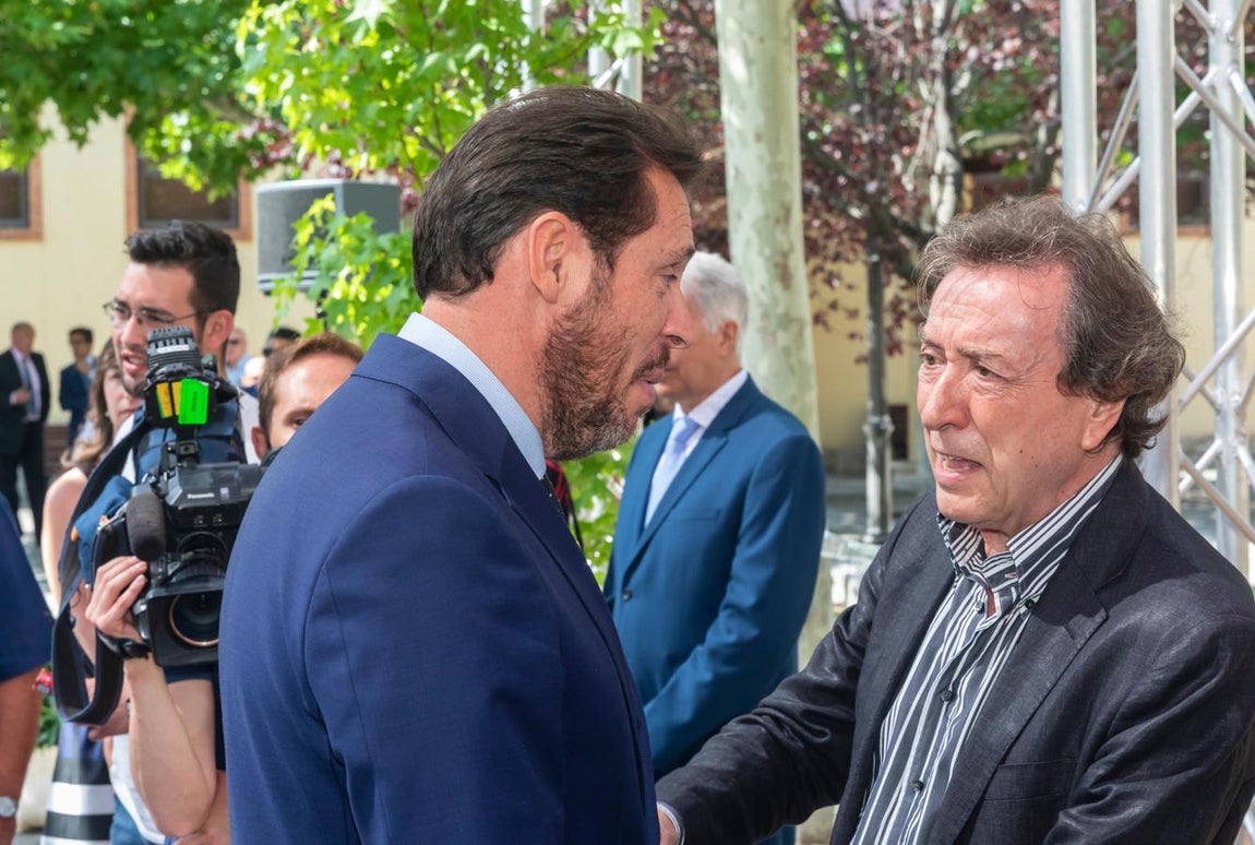 Familiares, amigos y exconsejeros acompañan al nuevo Ejecutivo de Castilla y León en su toma de posesión