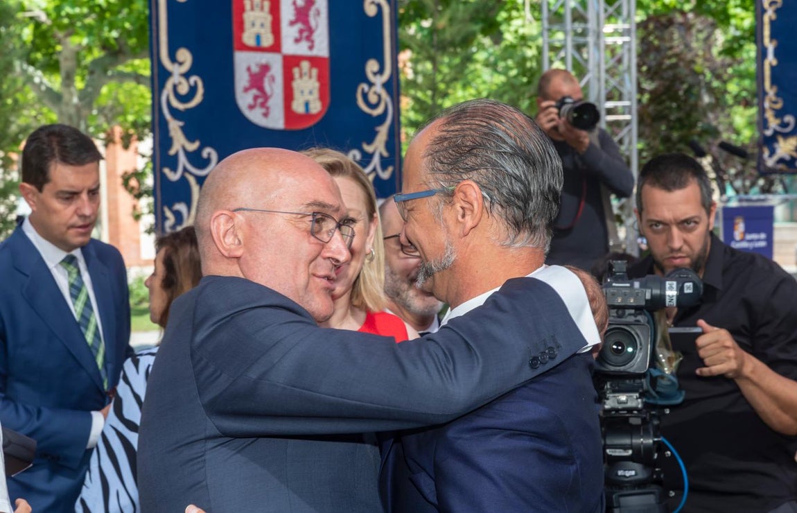 Familiares, amigos y exconsejeros acompañan al nuevo Ejecutivo de Castilla y León en su toma de posesión