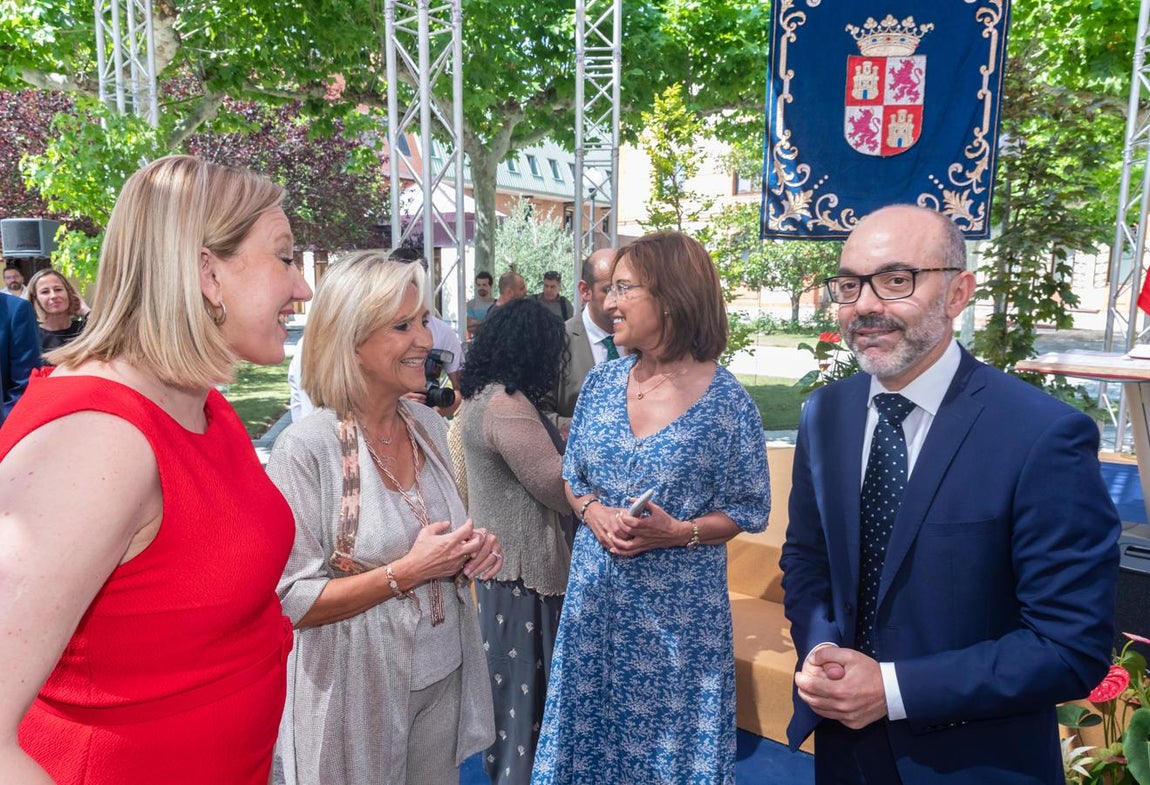 Familiares, amigos y exconsejeros acompañan al nuevo Ejecutivo de Castilla y León en su toma de posesión