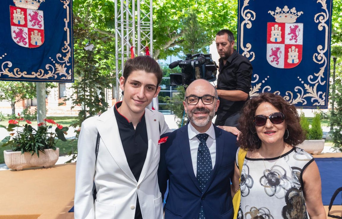 Familiares, amigos y exconsejeros acompañan al nuevo Ejecutivo de Castilla y León en su toma de posesión