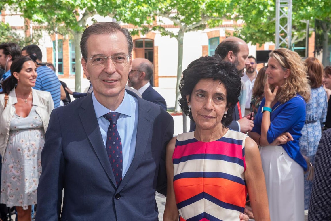 Familiares, amigos y exconsejeros acompañan al nuevo Ejecutivo de Castilla y León en su toma de posesión