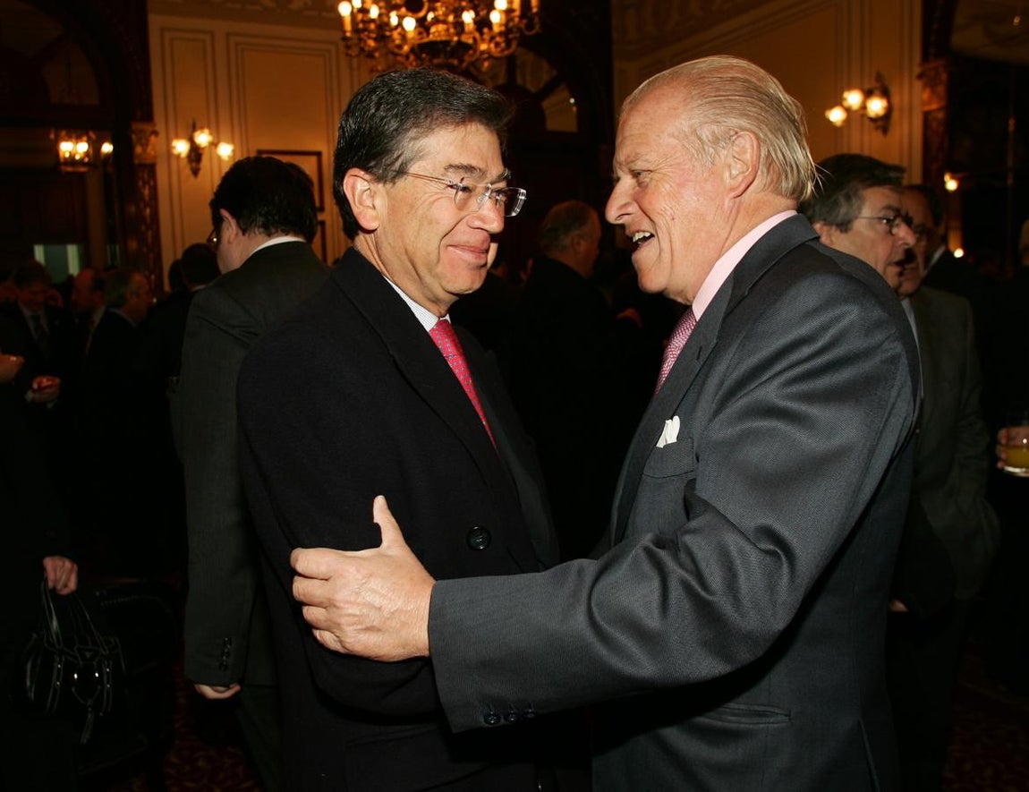 Emilio Ybarra Churruca (d), junto al entonces presidente de México, Vicente Fox, en un desayuno del Foro de ABC en 2005.. 