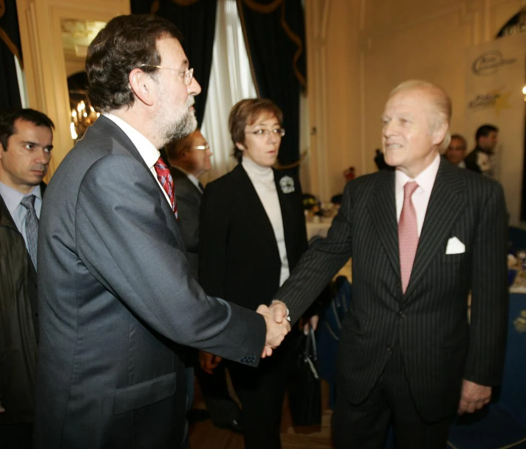 El entonces presidente del PP, Mariano Rajoy, saluda a Emilio Ybarra Churruca en el año 2007.. 
