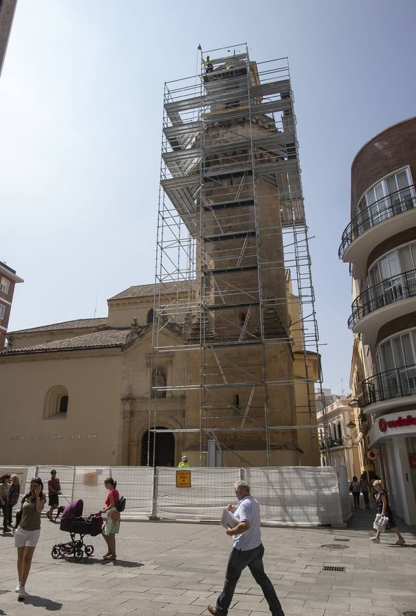 La recuperación del enfoscado del campanario de San Nicolás, en imágenes