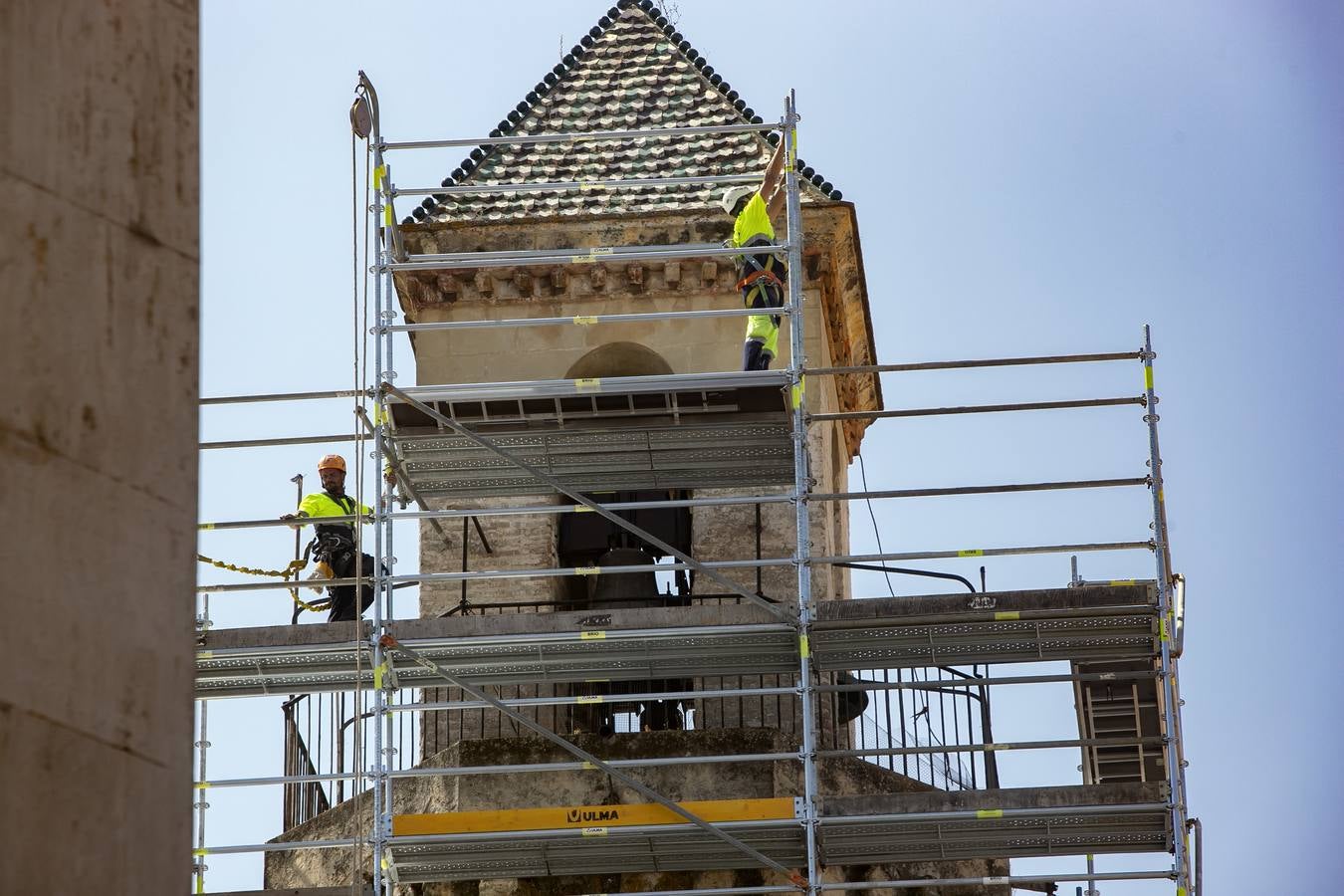 La recuperación del enfoscado del campanario de San Nicolás, en imágenes