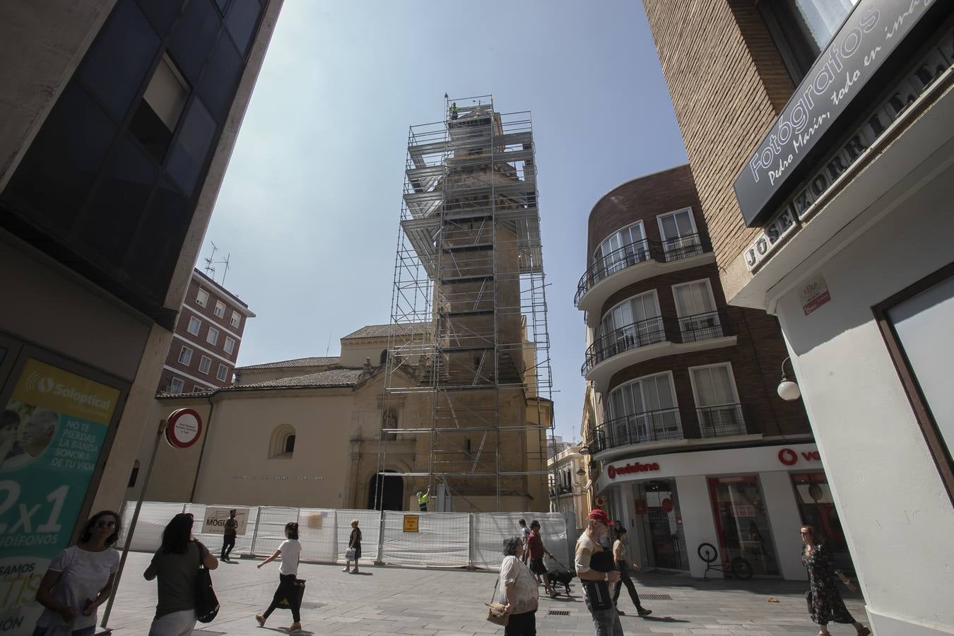 La recuperación del enfoscado del campanario de San Nicolás, en imágenes