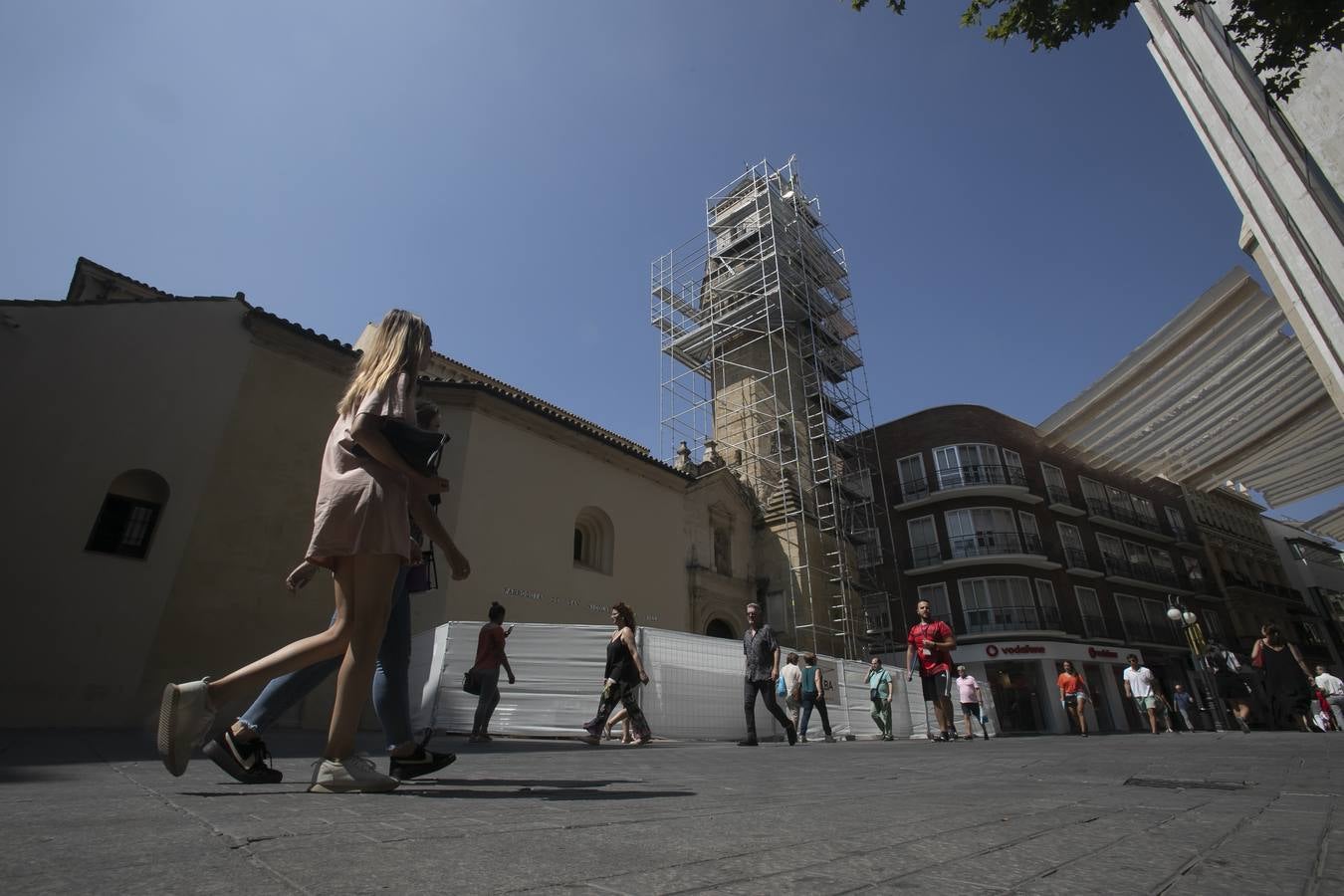 La recuperación del enfoscado del campanario de San Nicolás, en imágenes