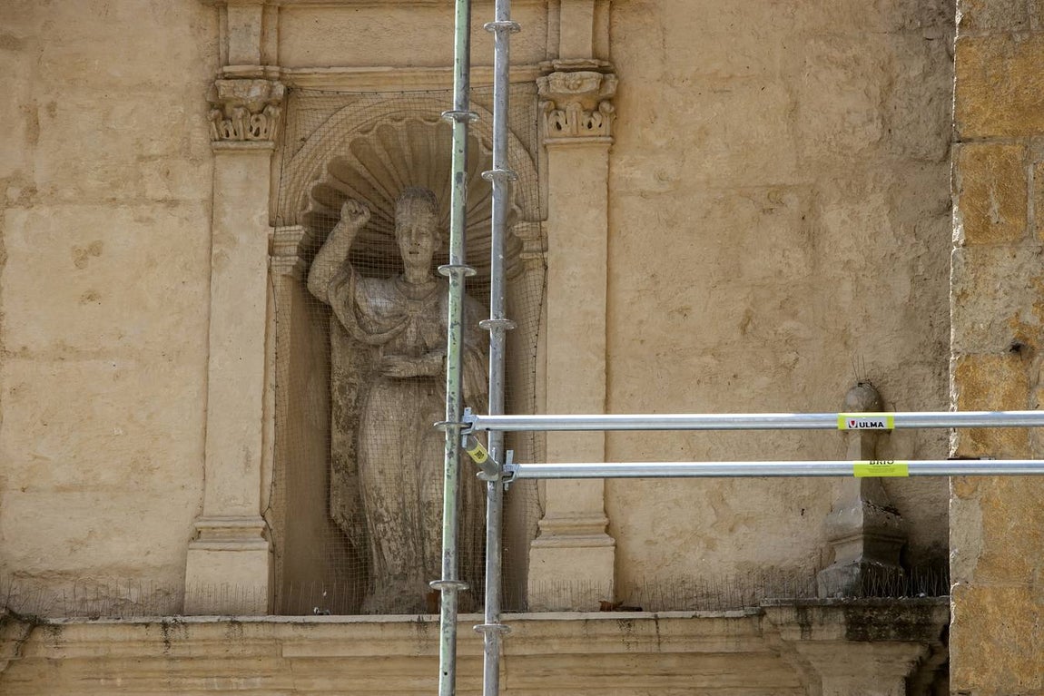La recuperación del enfoscado del campanario de San Nicolás, en imágenes