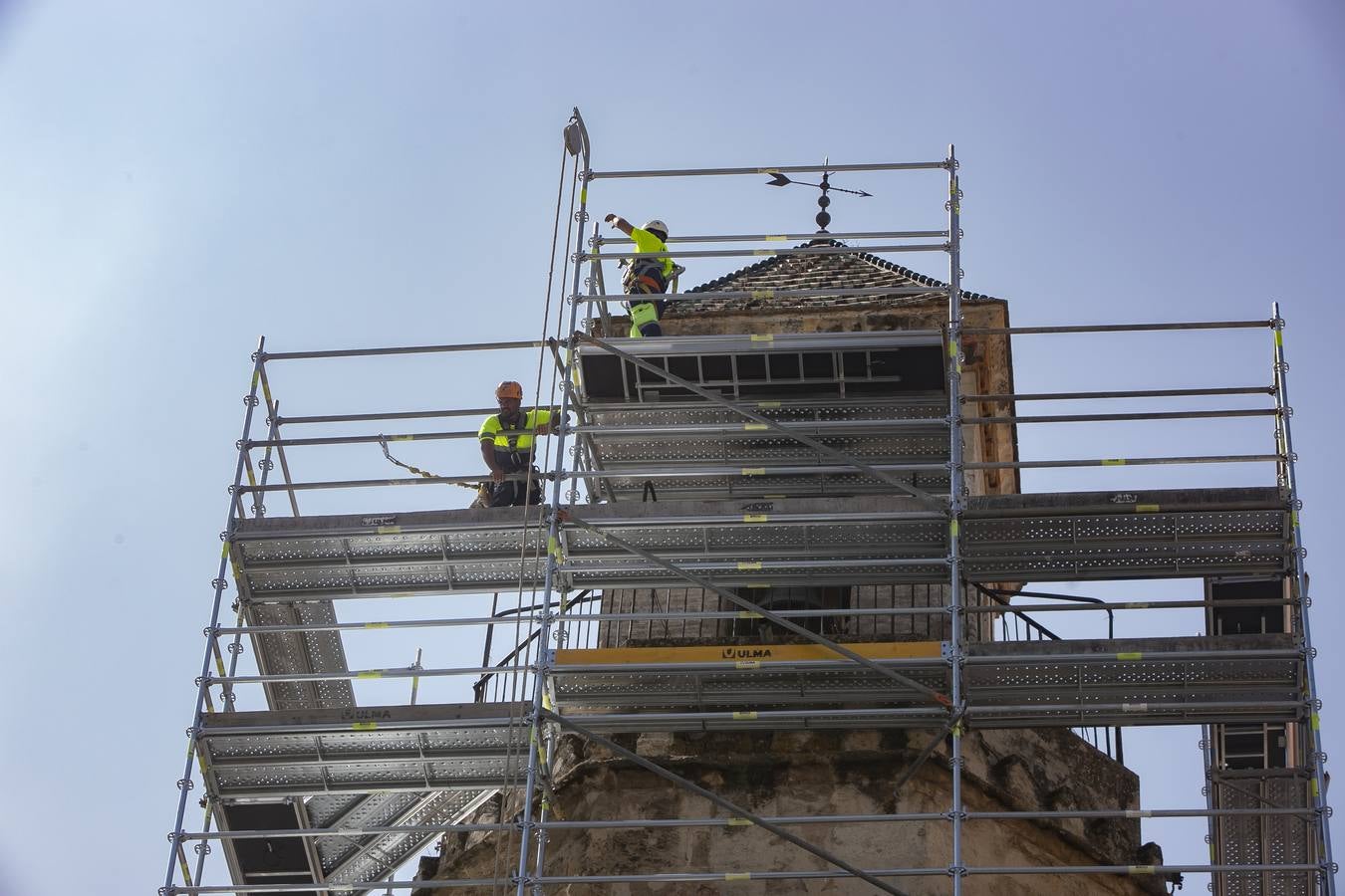 La recuperación del enfoscado del campanario de San Nicolás, en imágenes