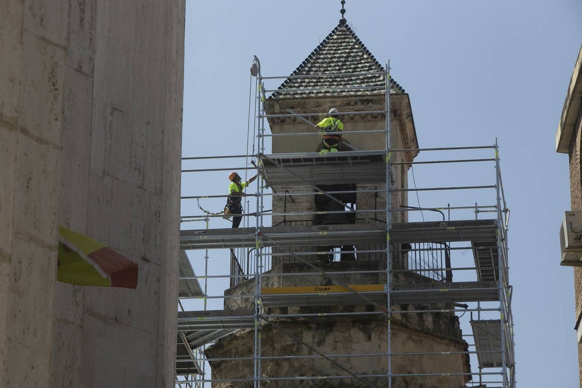 La recuperación del enfoscado del campanario de San Nicolás, en imágenes