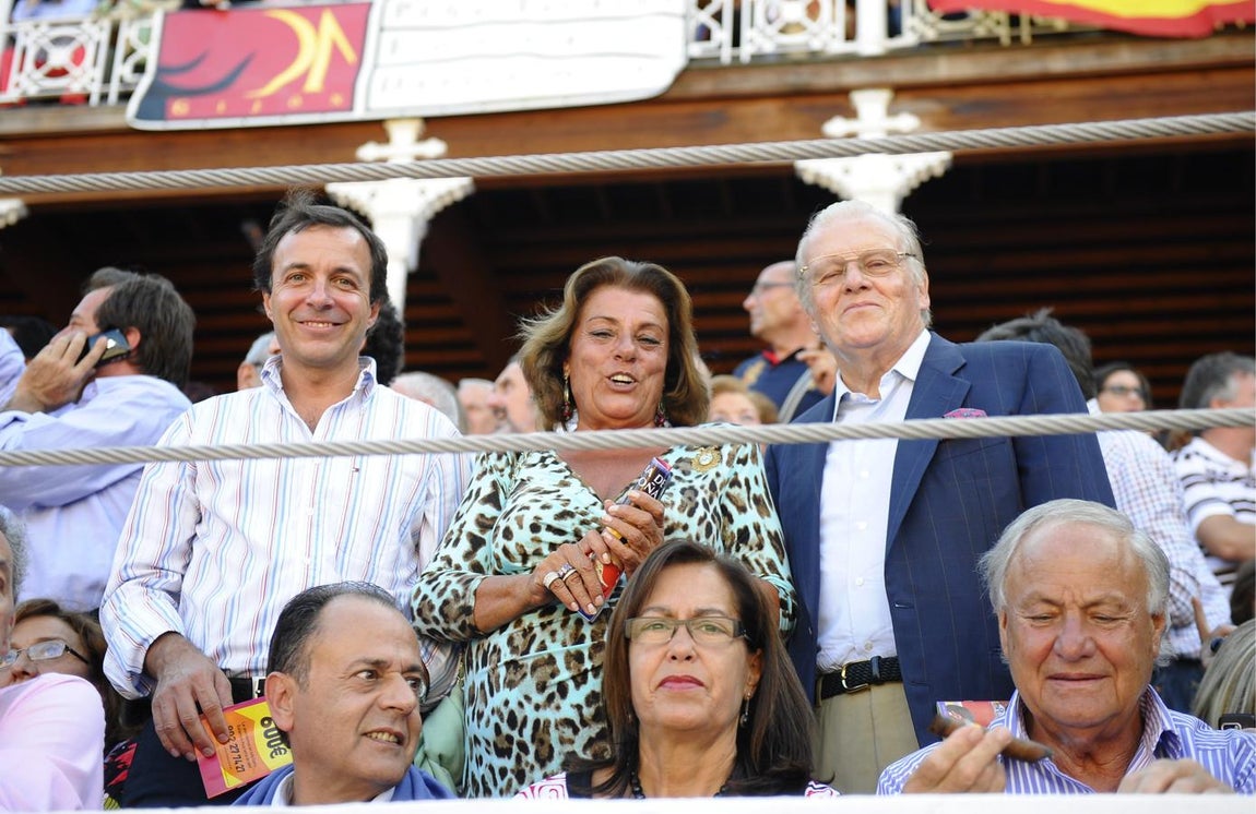 Emilio Ybarra (arriba derecha) presencia una corrida de toros en la plaza de Gijón, en 2011.. 