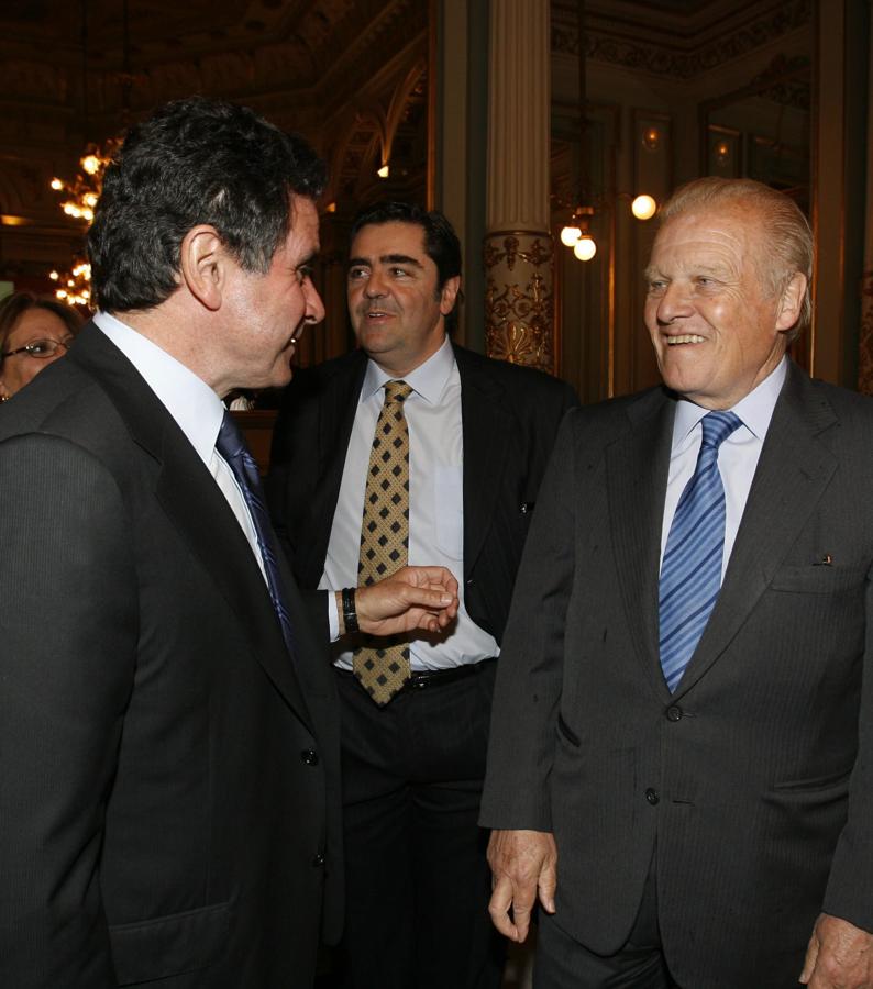 Emilio Ybarra Churruca (d), junto a Manuel Martínez Erice y Fernando Berridi, en un acto a favor de los toros organizado en 2010 en el Teatro del Liceo, en Barcelona.. 