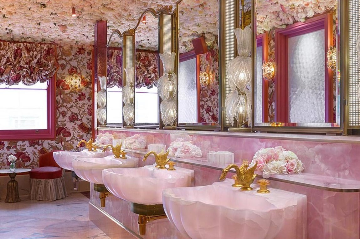 Annabel's. El original de Picasso "Mujer con Boina Roja y Pom Pom" recibe a los visitantes en la entrada principal, el propietario de la obra decidió renombrar la obra para bautizarla con el nombre de su local. Los murales de sus jardines están pintados por Gary Myatt, sus lámparas son de cristal de Murano y está abierto 21 horas al día. Frecuentaron el club social más emblemático de Londres personalidades como Mick Jagger, princesa Diana o Margaret Thatcher. El tocador de señoras de su planta superior es uno de sus rincones más genuinos, el pavimento es de mármol rosa y los lababos son de ónix del mismo color con grifería de oro en forma de cisne