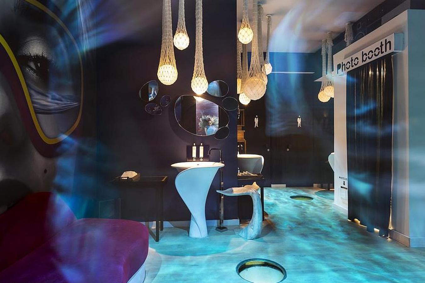 Hotel Ari. Este hotel de Maldivas tiene un cuarto de baño surrealista decorado con piezas sorprendentes: espejos irregulares, luminarias dentro de redes, mobiliario redondeado y lo más llamativo: un fotomatón