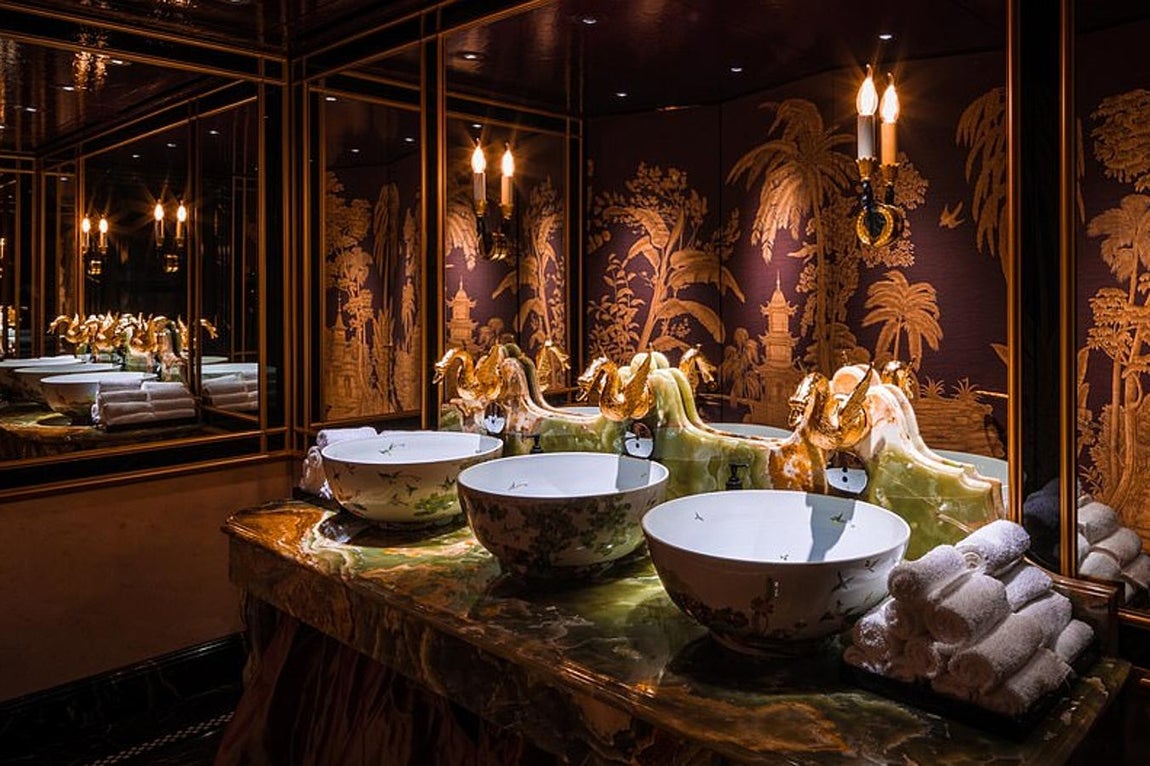 Park Chinois. Es uno de los restaurantes con cabaret más populares de Londres. Los responsables del local, conscientes del potencial de un buen cuarto de baño, enfocaron en este espacio su reforma. Tanto el papel pintado como las bombillas estilo vela están inspiradas en el Shangai de 1930. Los lavamanos son de mármol pintado a mano y la grifería de oro tiene forma de cisne