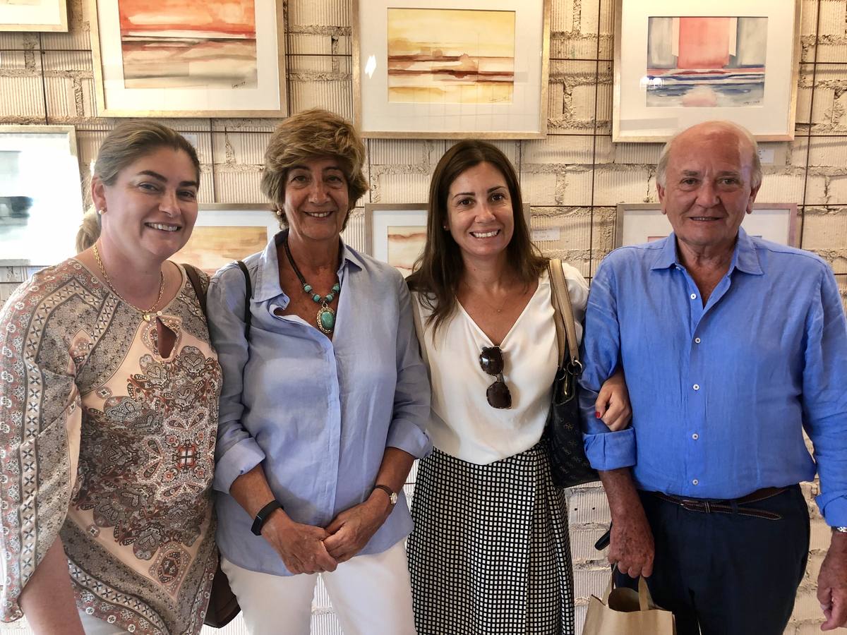 Helena Taylor, María Domínguez, María Taylor y Douglas Taylor. 