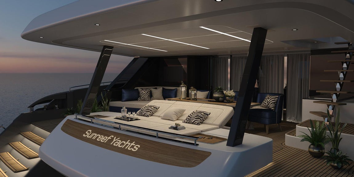 80 Sunreef Power. El salón principal se abre a la amplia cabina de popa para combinar el espacio de comedor interior del yate con las áreas de relajación al aire libre. El catamarán podrá alojar en su interior a 12 personas en sus camarotes