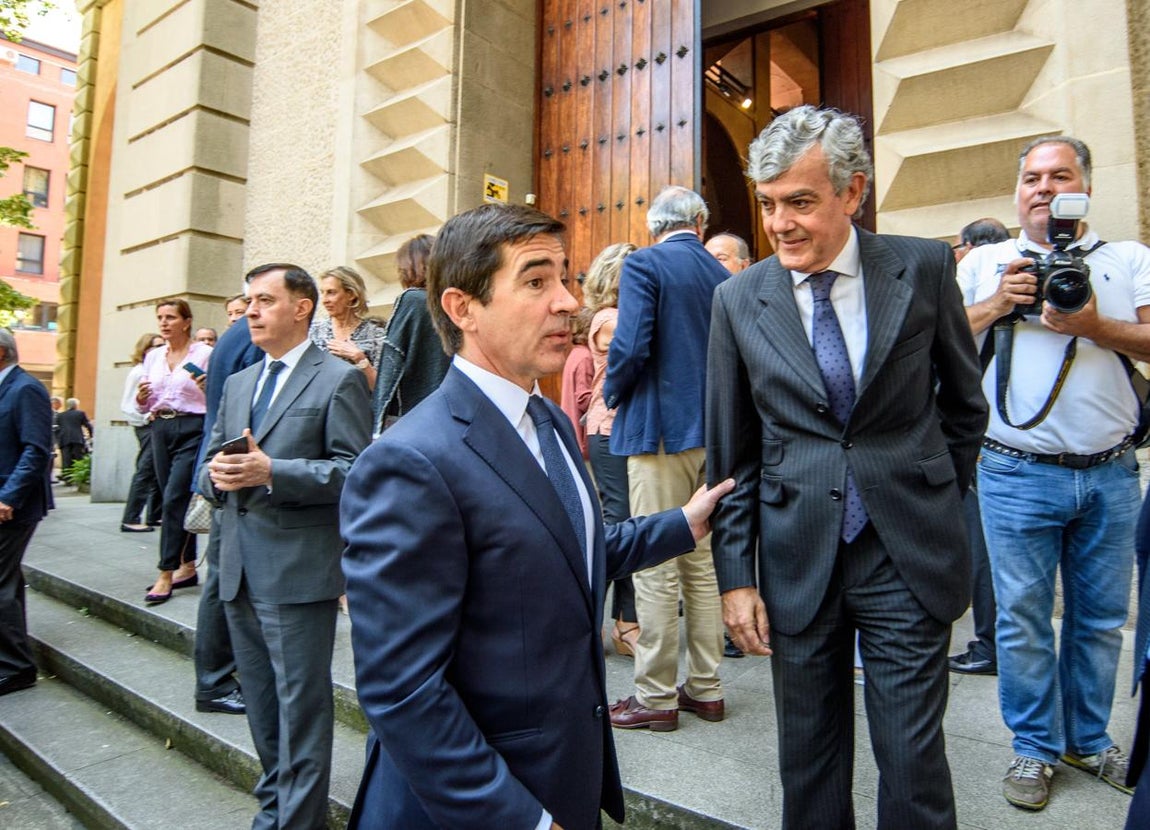 Nutrida representación del BBVA. Además de Carlos Torres ha habido más representantes del banco del que fue presidente Emilio Ybarra. En la imagen, Carlos Torres saluda a Carlos Gorría, director de la Territorial Norte de BBVA