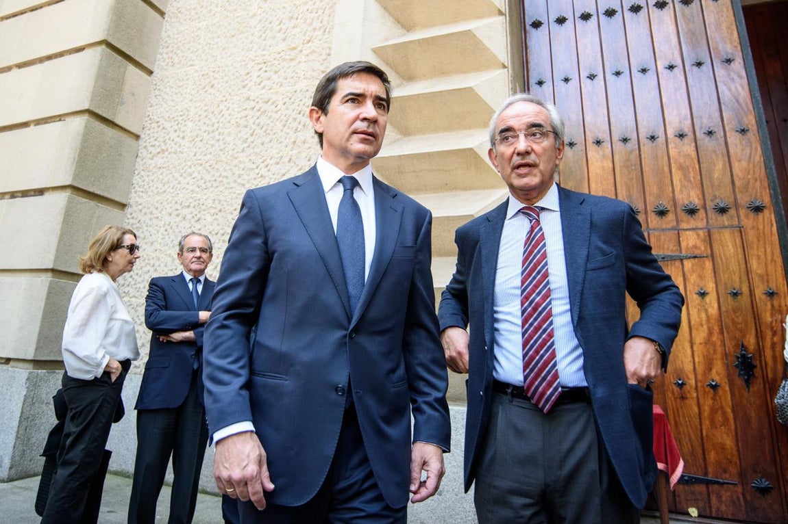 Carlos Torres, presente en el entierro. El presidente de BBVA  no ha faltado a la cita para despedir a Emilio Ybarra
