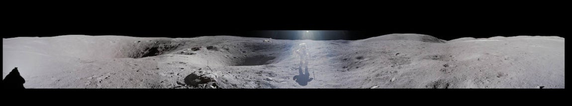 Astronauta explorando el satélite terrestre. 