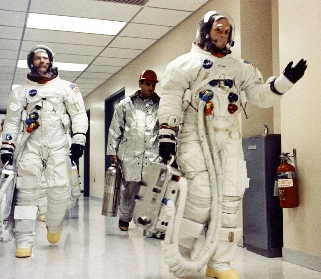 Neil Armstrong saludando en el vestíbulo del Edificio de Operaciones antes del lanzamiento del Apolo 11. 