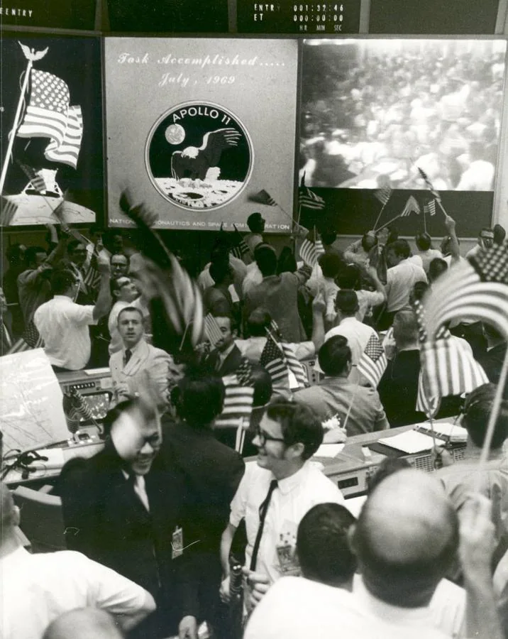 Celebración del éxito de la misión del Apolo 11 en el centro de control de la Nasa. 