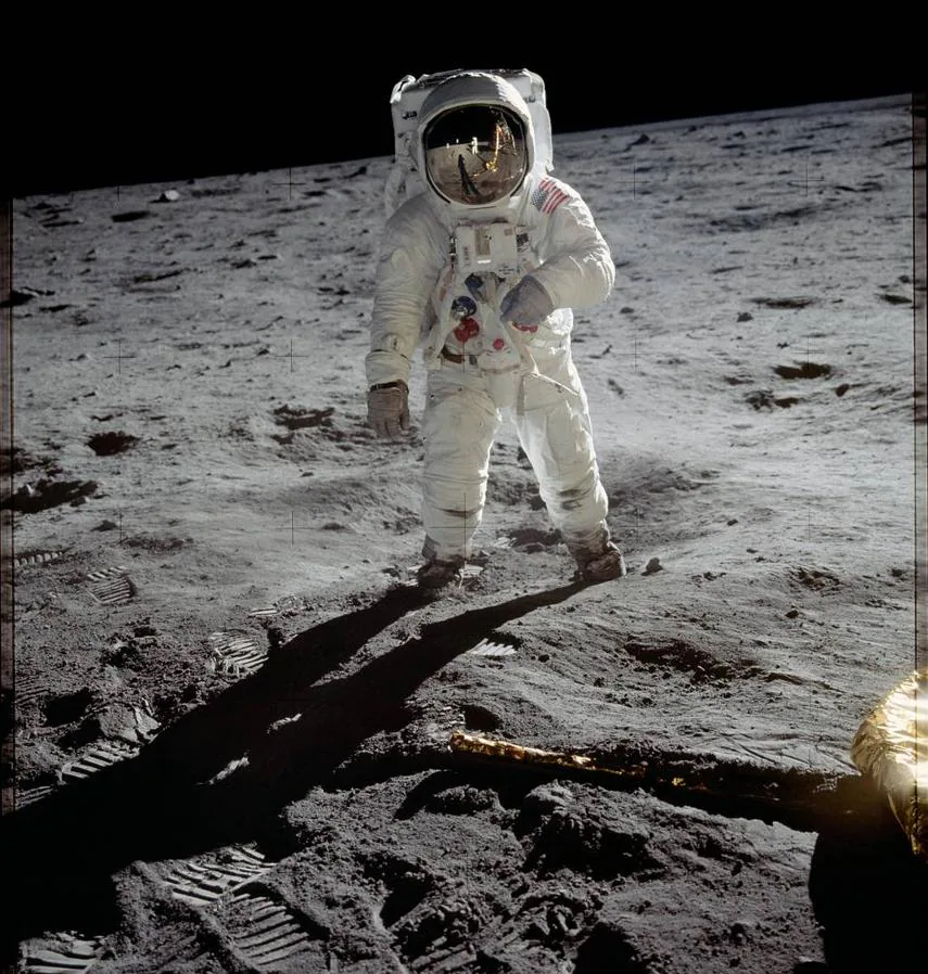 Buzz Aldrin fotografiado por Neil Armstrong mientras camina por la superficie lunar. 