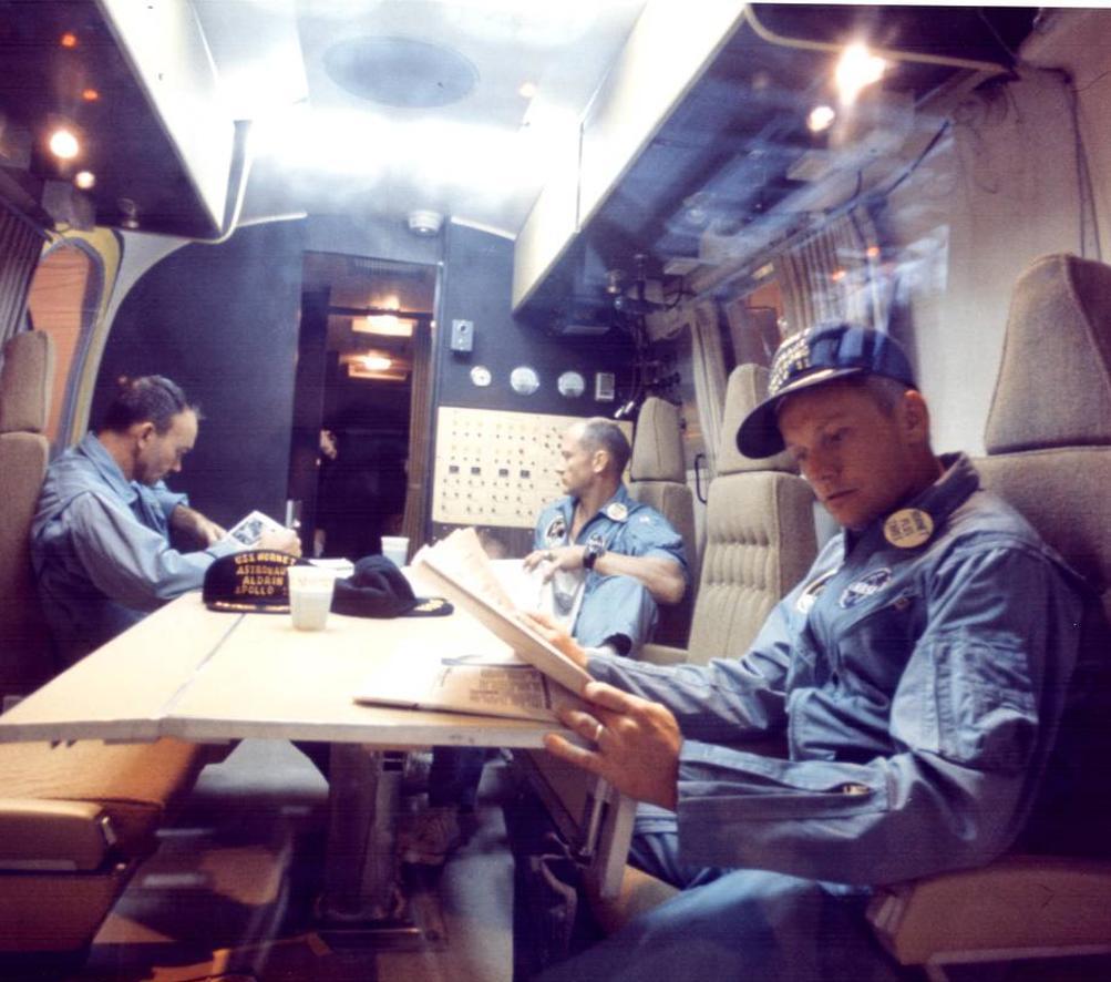 De izquierda a derecha: Collins, Aldrin y Armstrong en el remolque utilizado por la Nasa para ponerlos en cuarentena después de la misión lunar del Apolo 11. 