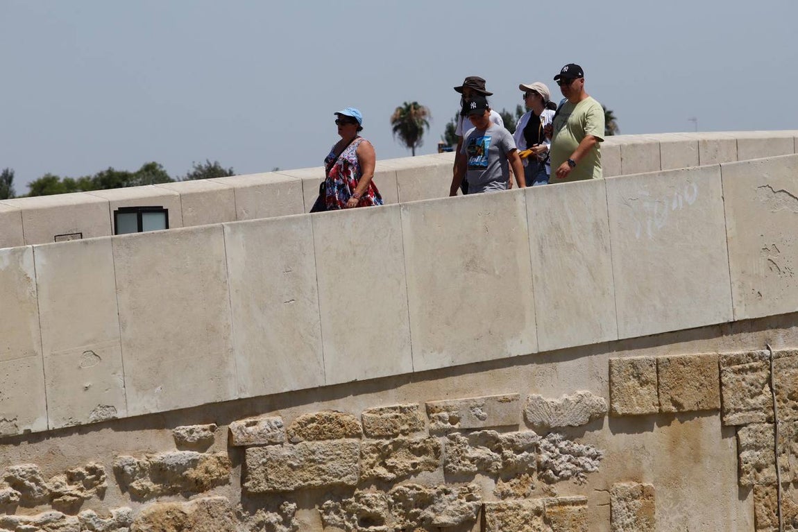 Los turistas bajo el calor de Córdoba, en imágenes