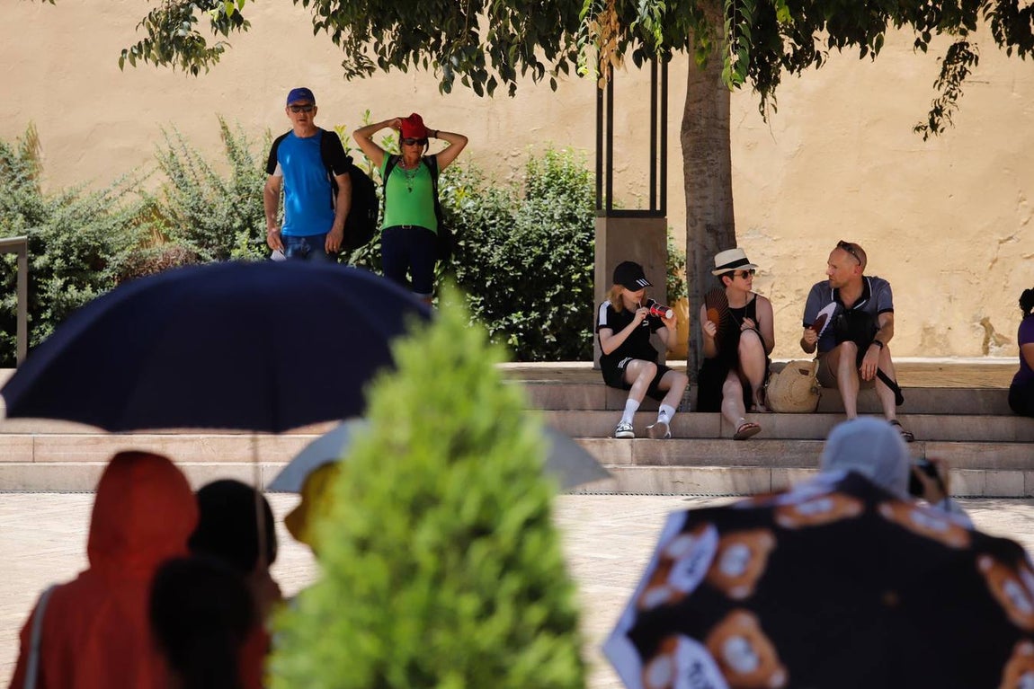Los turistas bajo el calor de Córdoba, en imágenes