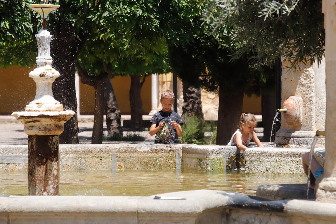 Los turistas bajo el calor de Córdoba, en imágenes