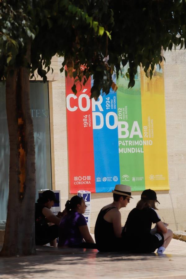 Los turistas bajo el calor de Córdoba, en imágenes