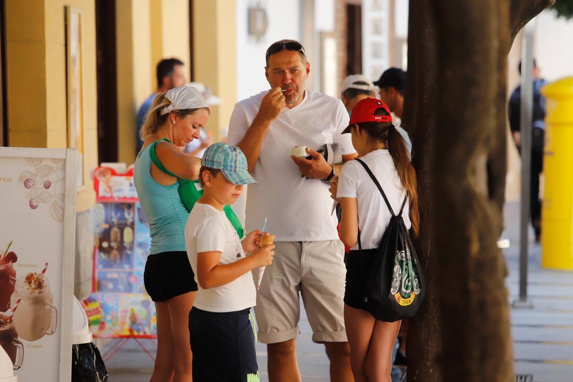 Los turistas bajo el calor de Córdoba, en imágenes