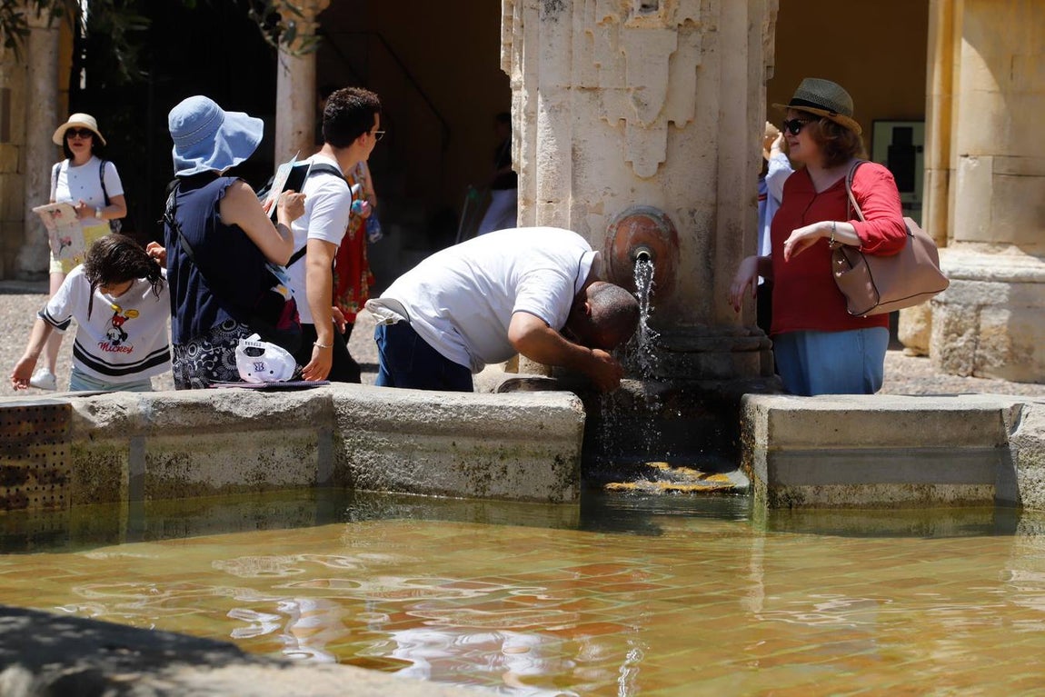 Los turistas bajo el calor de Córdoba, en imágenes