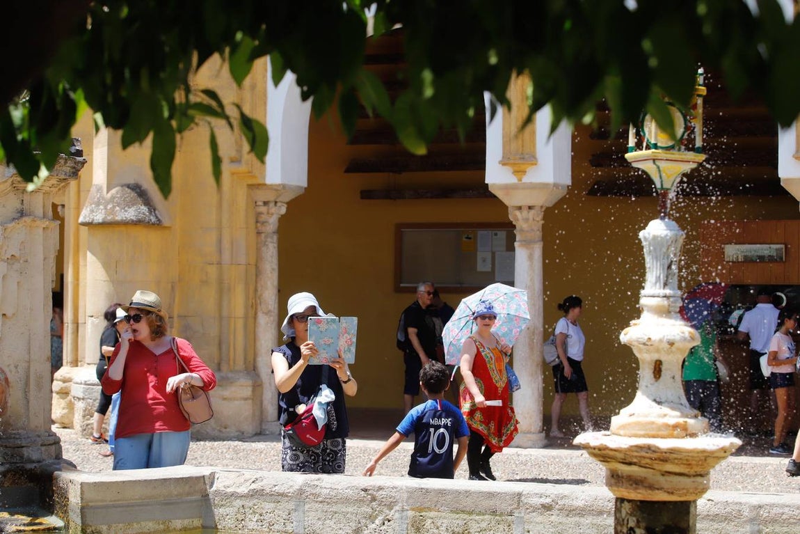 Los turistas bajo el calor de Córdoba, en imágenes