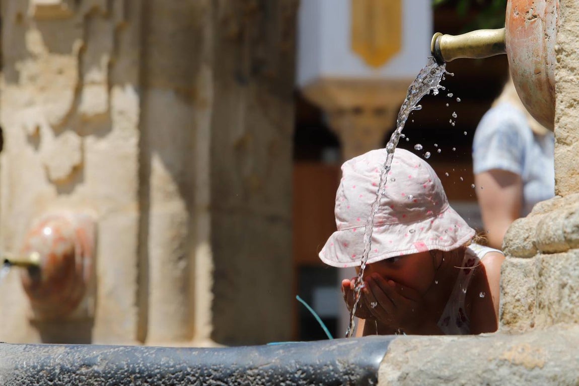 Los turistas bajo el calor de Córdoba, en imágenes