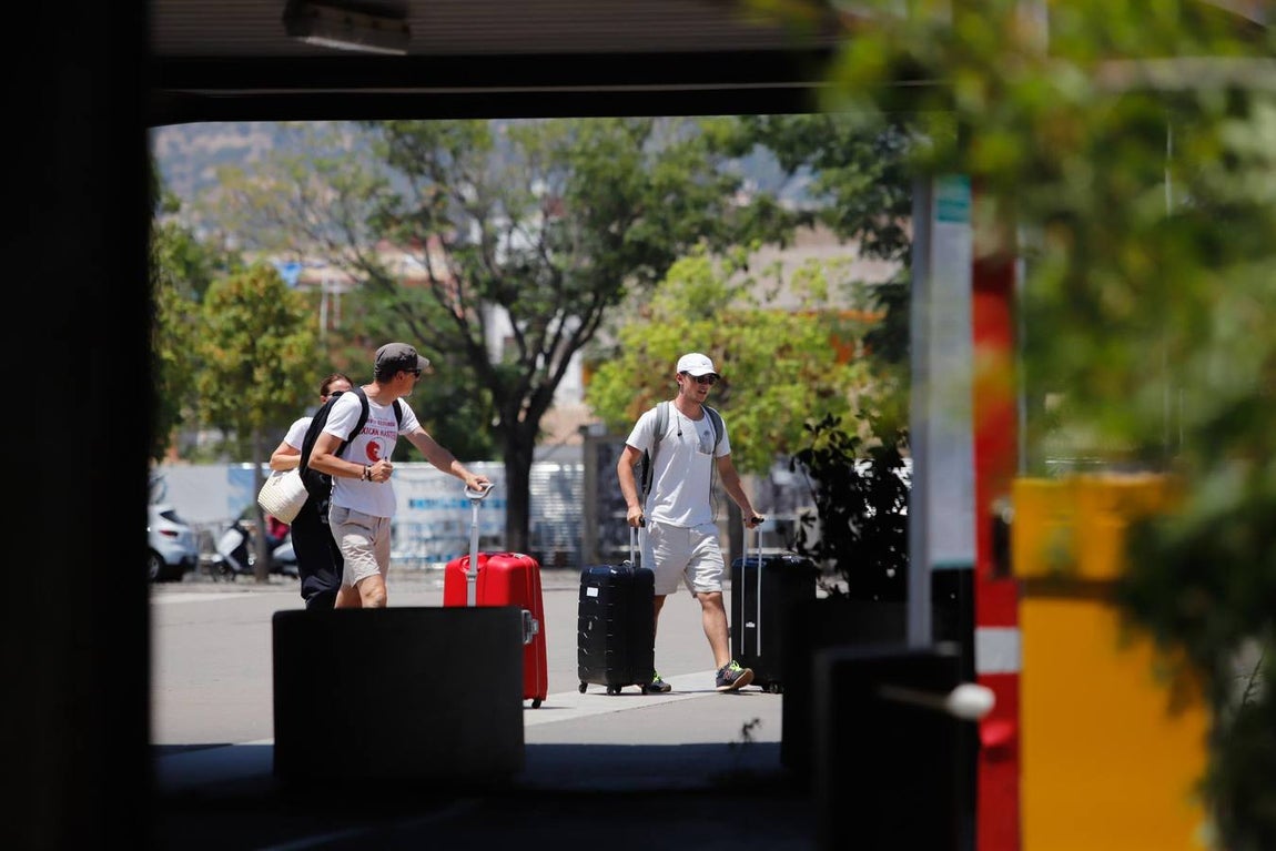 Los turistas bajo el calor de Córdoba, en imágenes