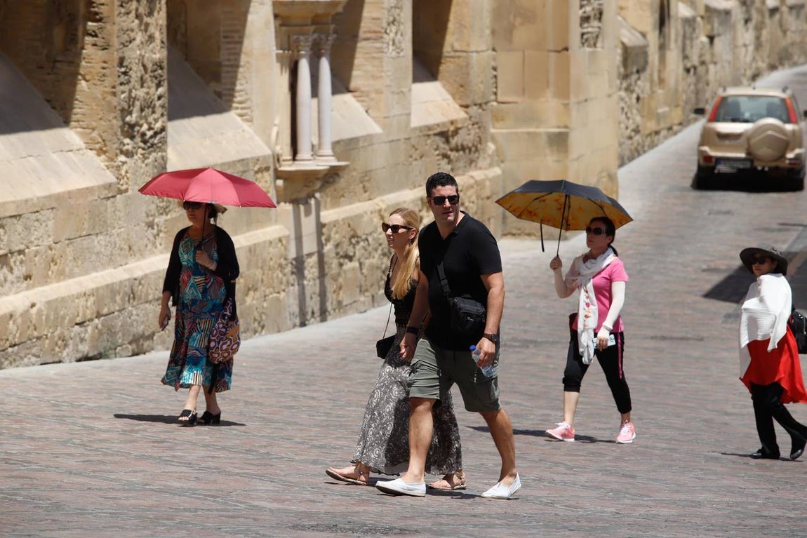 Los turistas bajo el calor de Córdoba, en imágenes