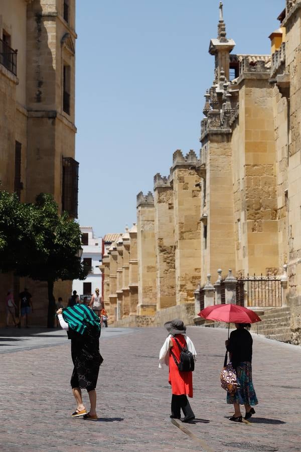 Los turistas bajo el calor de Córdoba, en imágenes