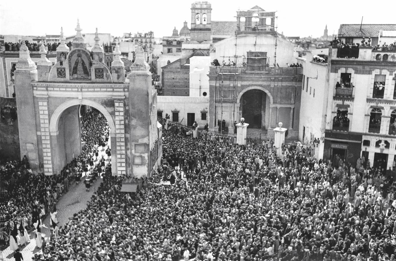 Imágenes de la Macarena en blanco y negro