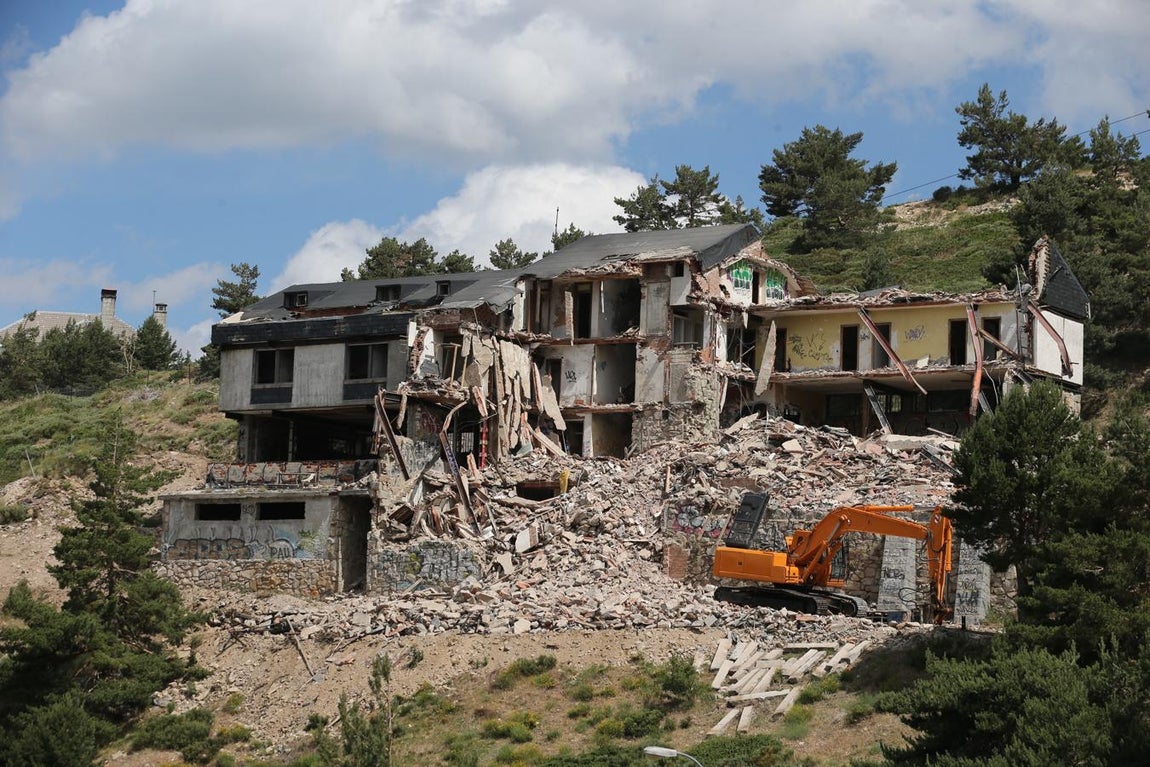 11. Derribo del antiguo Club Alpino Guadarrama