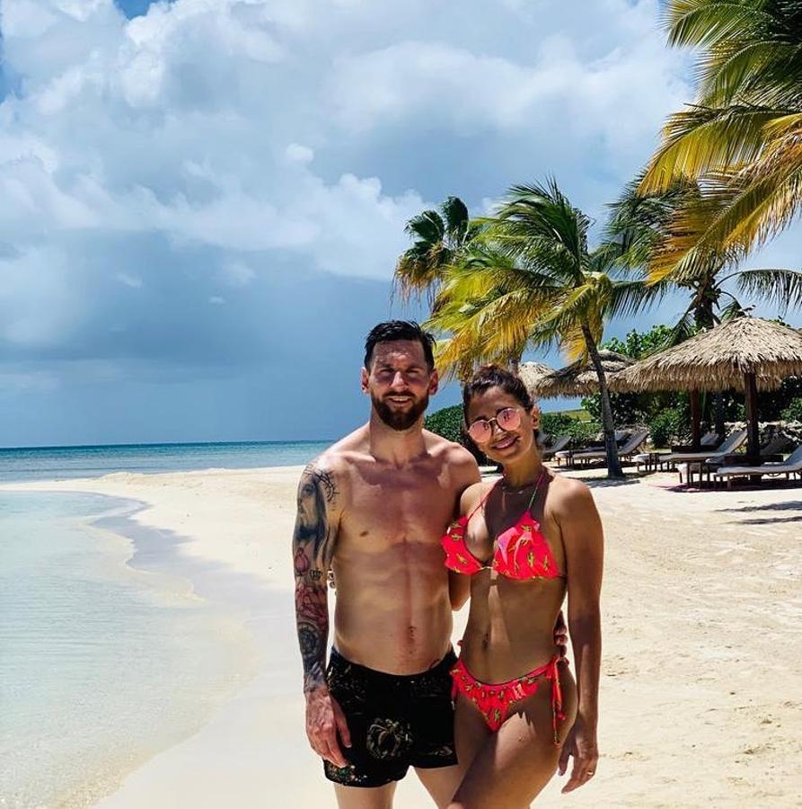 Leo Messi y Antonella Roccuzzo. El lugar escogido por el azulgrana y Antonela Roccuzzo ha sido la isla Antigua y Barbuda, que forma parte de los 13 países del Mar Caribe. La pareja se ha encargado de desvelar en Instagram el lugar y los maravillosos escenarios de los que han disfrutado durante varios días. Sin dejar de lado las aguas turquesas, los atardeceres y las impresionantes vistas que se pueden tener simplemente desde la arena de la playa, el matrimonio ha escogido uno de los hoteles más extravagantes de la zona, encargado de hacer idónea esta escapada que les ha llegado a costar hasta 13.000 euros la noche.