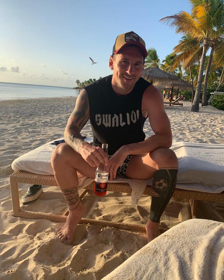 Leo Messi en Antigua y Barbuda. Es verano y los deportistas ya han pasado sus vacaciones en algún lugar paradisiaco antes de comenzar una nueva temporada. Pasando por alto la luna de miel de Sergio Ramos y Pilar Rubio, las vacaciones de Leo Messi son una de las más ostentosas que hemos visto estos últimos meses. El futbolista huyó al Caribe junto a su mujer y sus tres hijos, Thiago, Mateo y Ciro, para disfrutar de un merecido descanso.